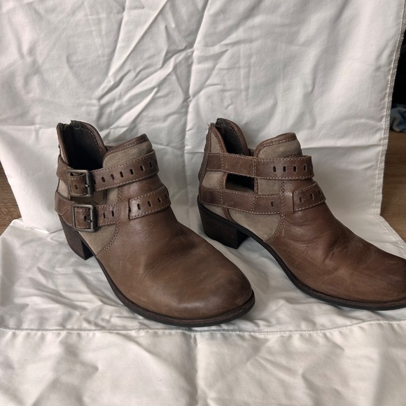 UGG Women’s Patsy Brown Leather Buckle Ankle Boot Size 8.5 - Picture 3 of 7